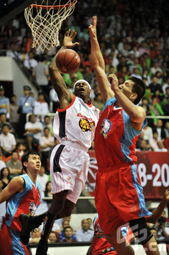 安东尼·戴维斯最佳去处：黄蜂？独行侠降价、伤情与薪资博弈下的冷静判断